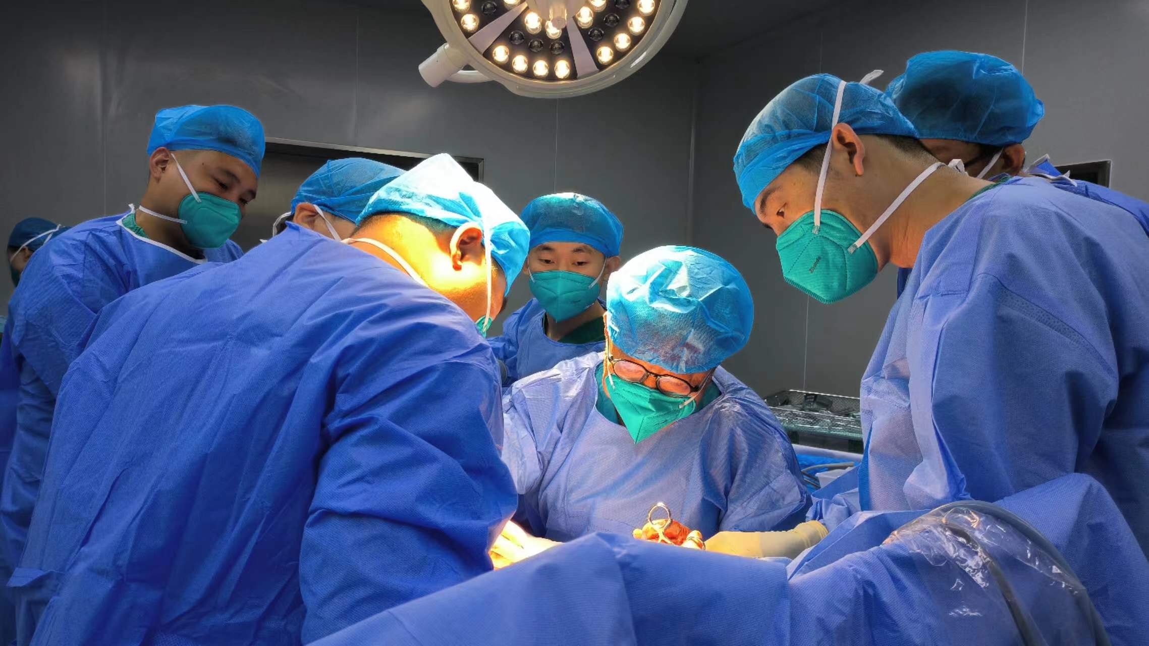 【公卫·技术】我院成功完成一例胸腔镜辅助小切口“右侧结核性脓胸胸膜纤维板剥脱+肺修补术”