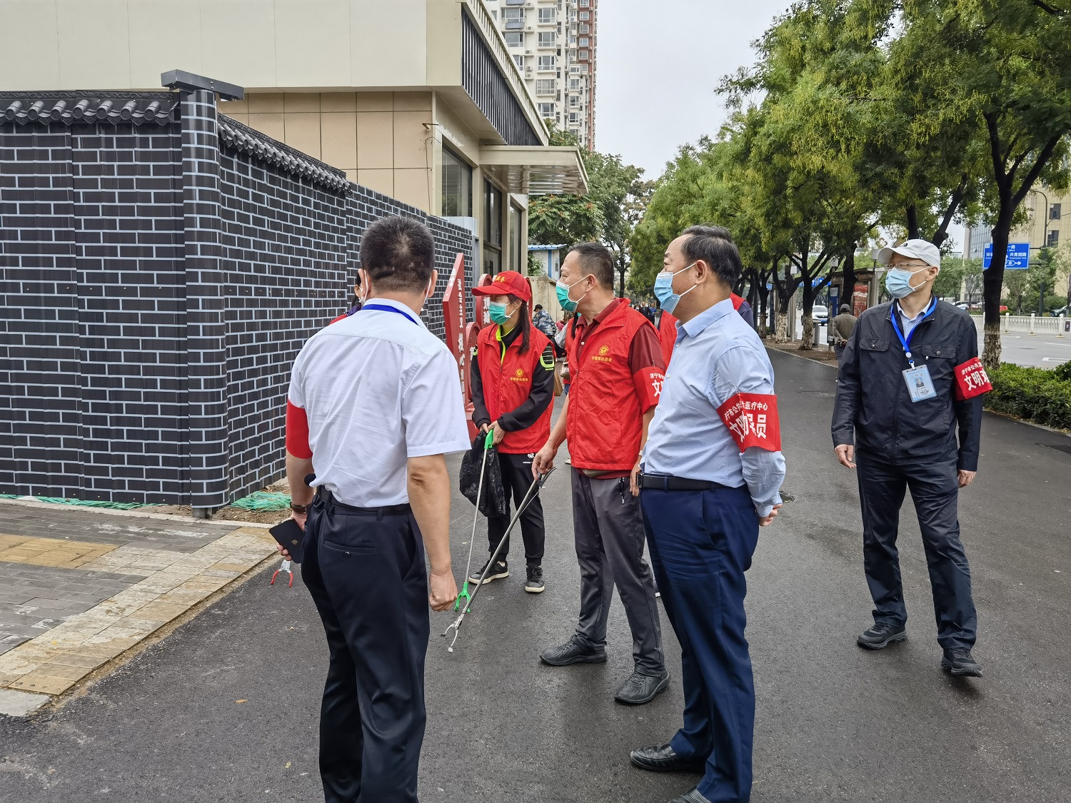 医院领导带队到包保责任区域督查创城工作