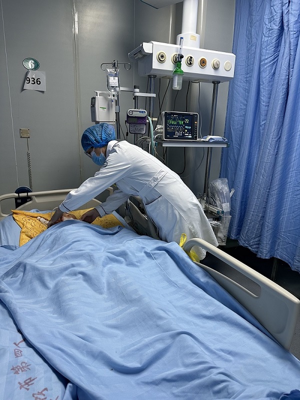 【公卫·院讯】悉心治疗暖人心，患者感恩送锦旗，点赞济宁市公卫医疗中心九病区全体医护人员！