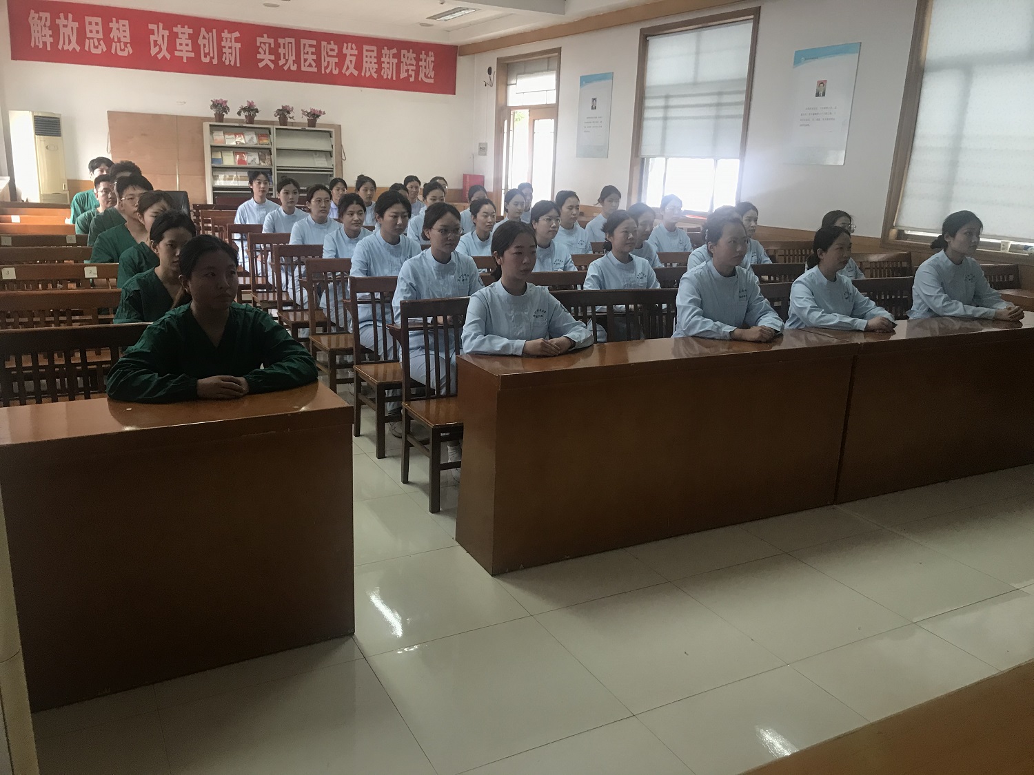 【庆祝建院70周年】知礼仪 行雅致——我院成功举办护士礼仪培训班