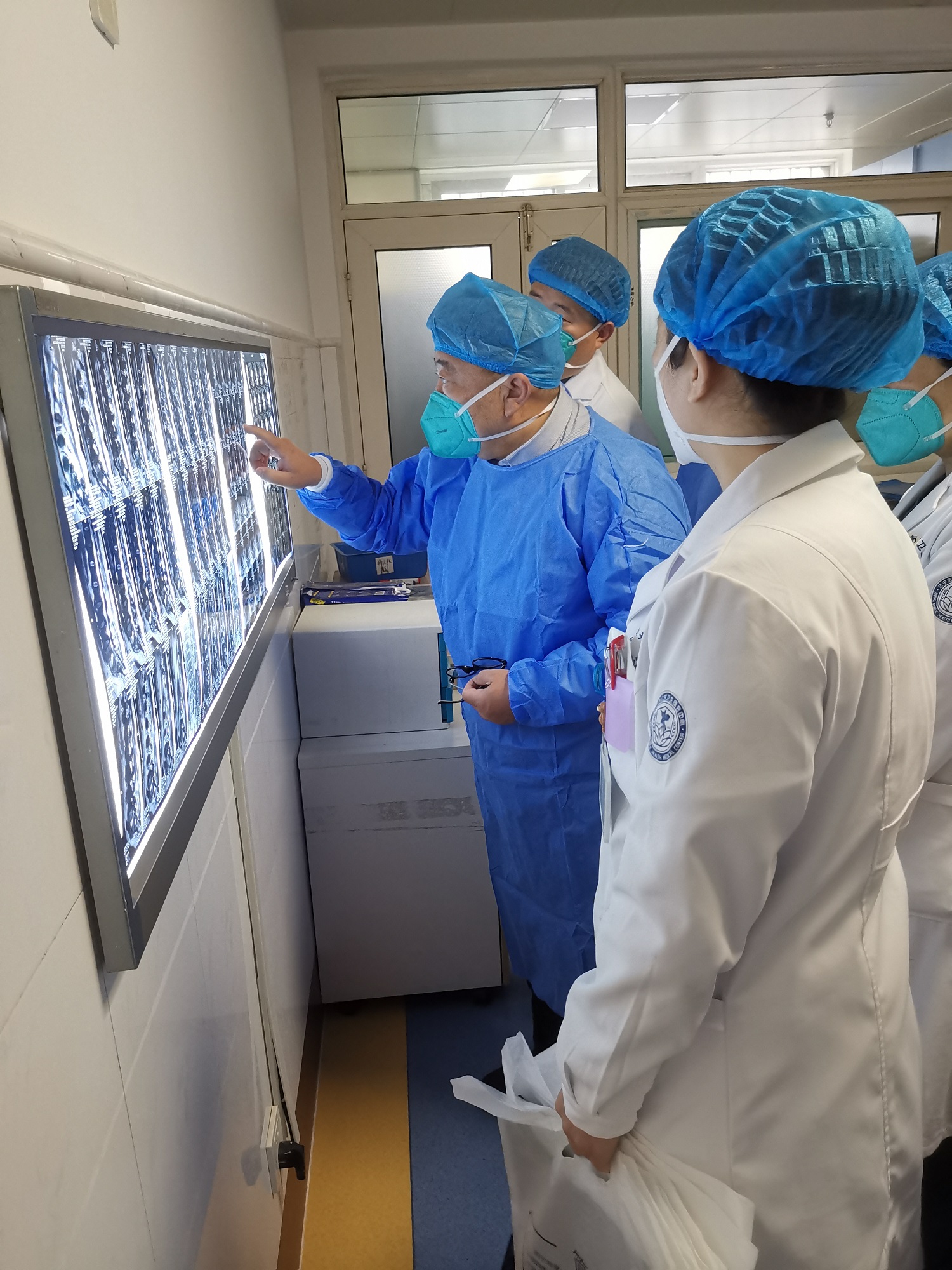 上海市公共卫生临床中心宋言峥教授来我院指导工作