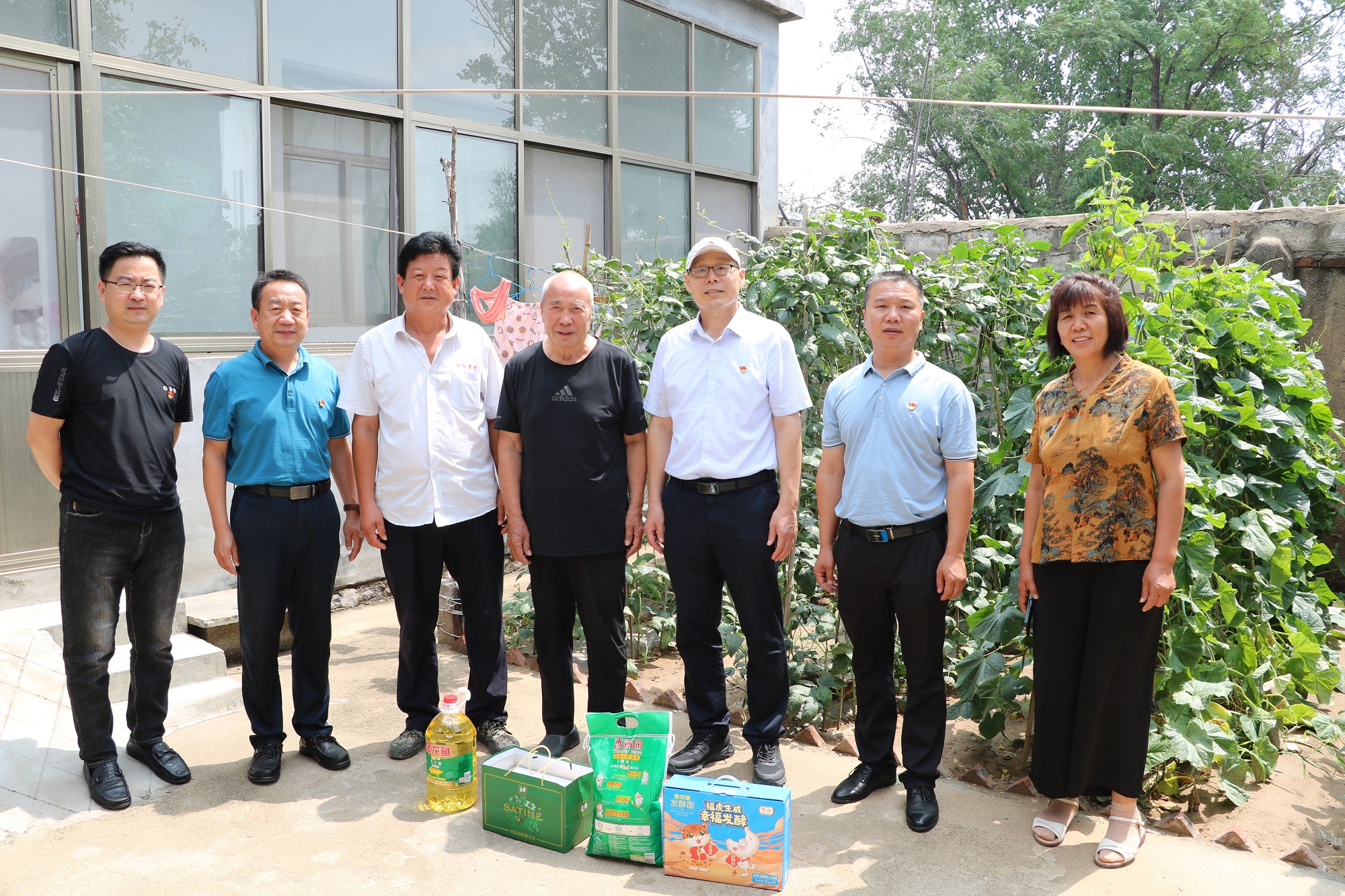 庆“七一” 送温暖 ——济宁市公共卫生医疗中心走访慰问困难党员和老党员