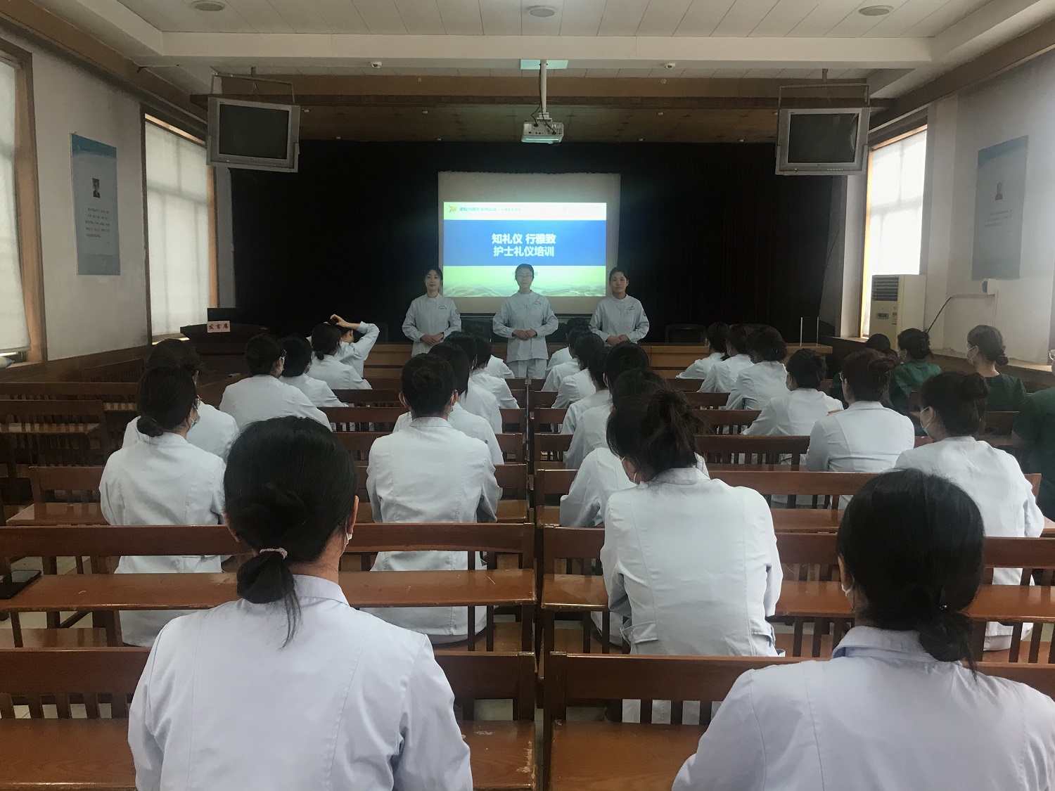【庆祝建院70周年】知礼仪 行雅致——我院成功举办护士礼仪培训班