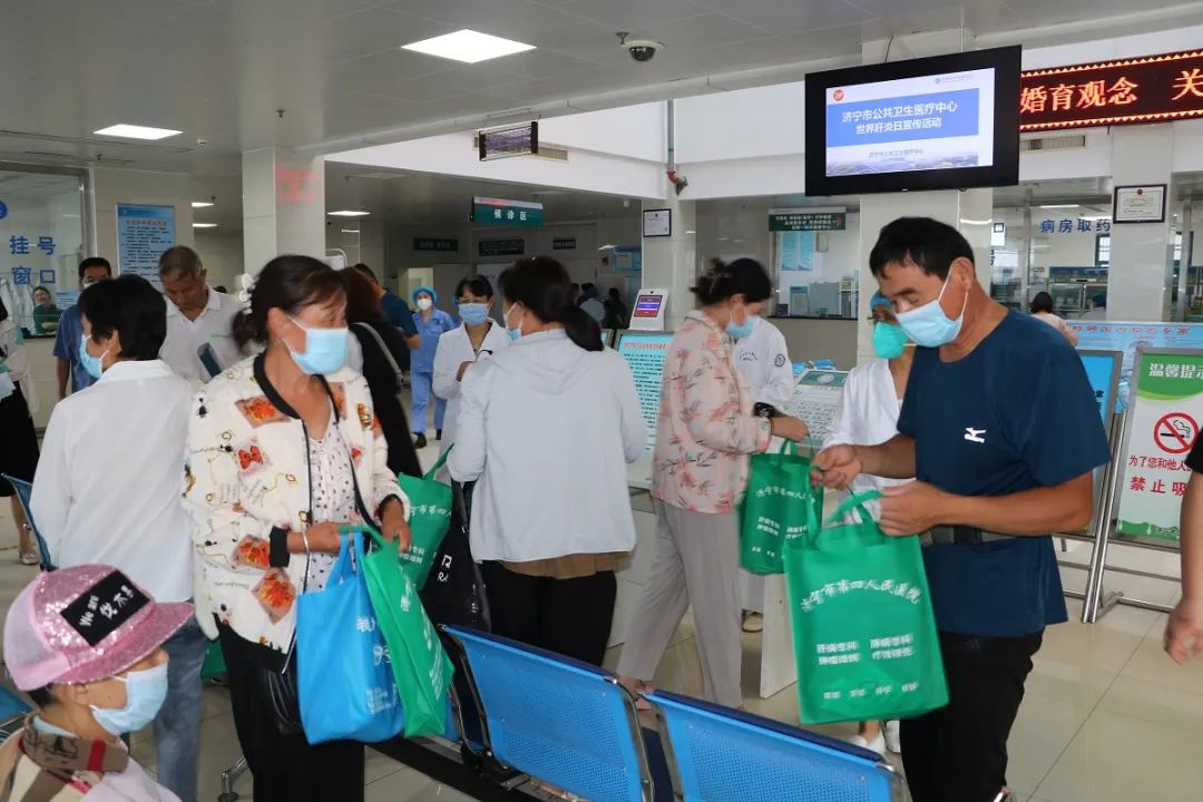 【7·28世界肝炎日】抗击肝炎，爱护肝脏，济宁市公共卫生医疗中心在门诊大厅开展肝病防治知识现场讲座活动
