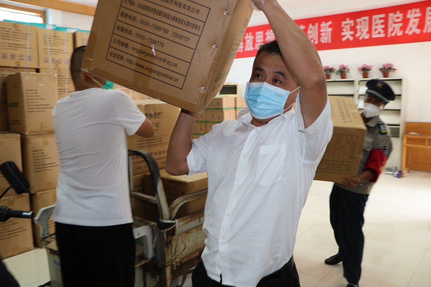 【无言的守护】同心运物资，协力保抗疫