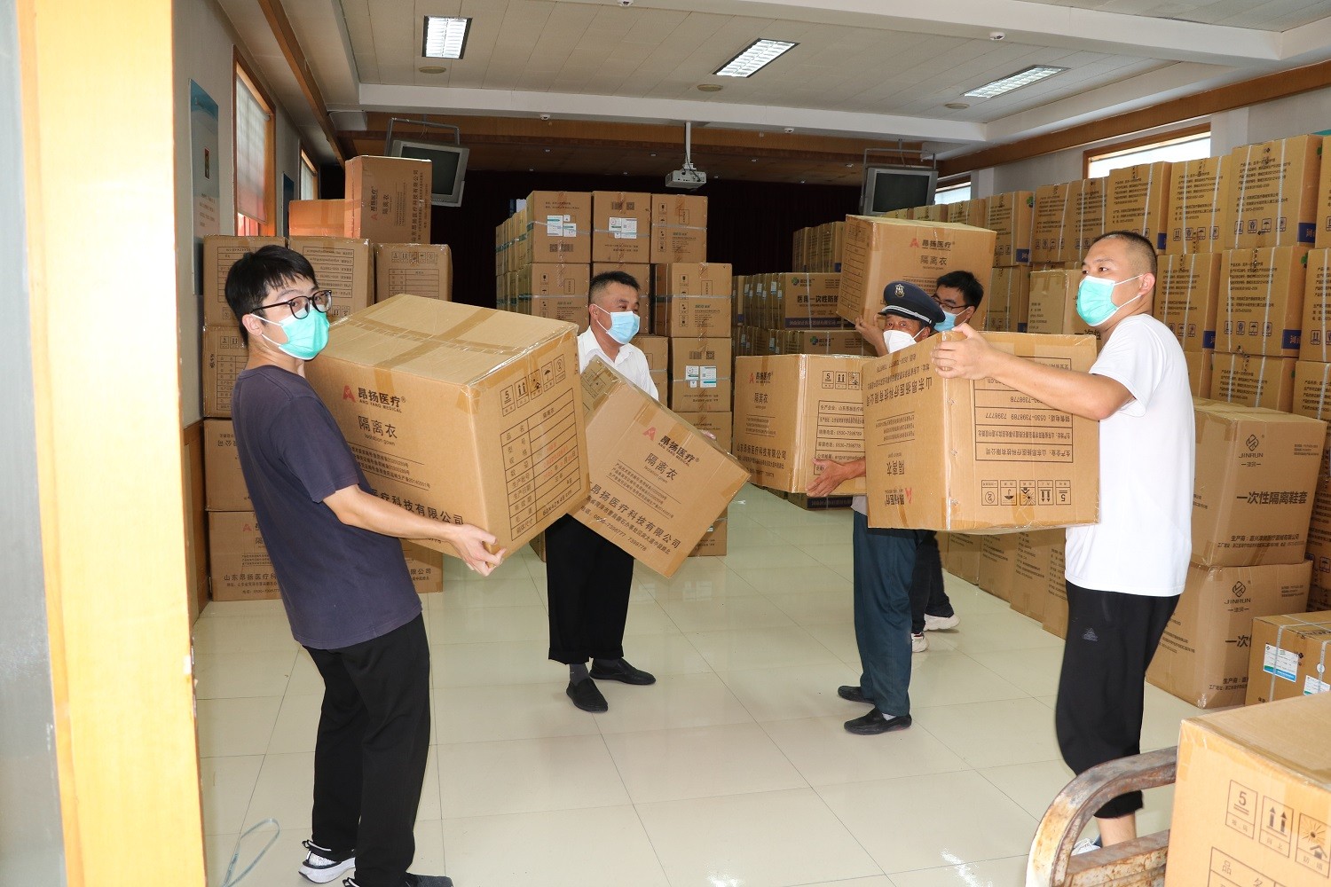 【无言的守护】同心运物资，协力保抗疫