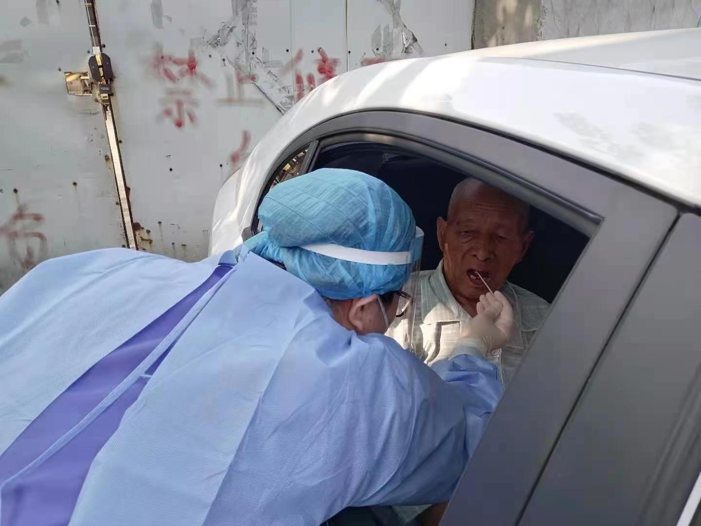 服务为先，“疫”路坚守的采样人