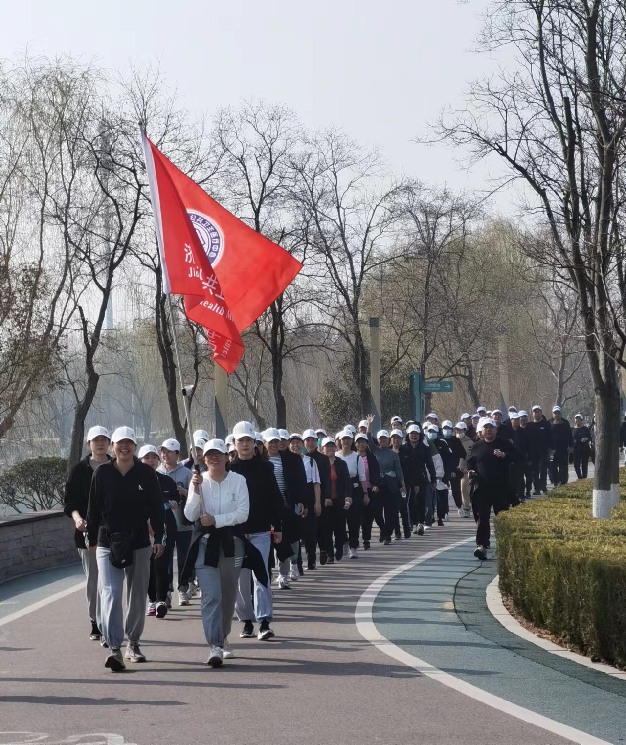 济宁市公共卫生医疗中心组织开展“迎三八，健步走”活动