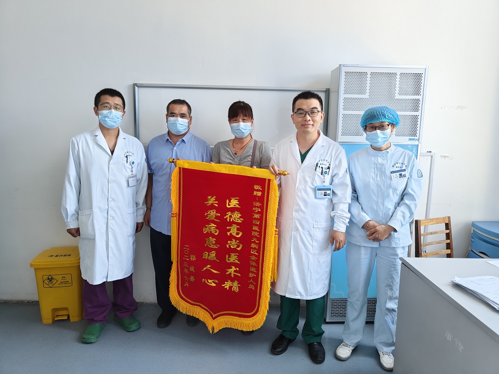 【公卫·院讯】悉心治疗暖人心，患者感恩送锦旗，点赞济宁市公卫医疗中心九病区全体医护人员！
