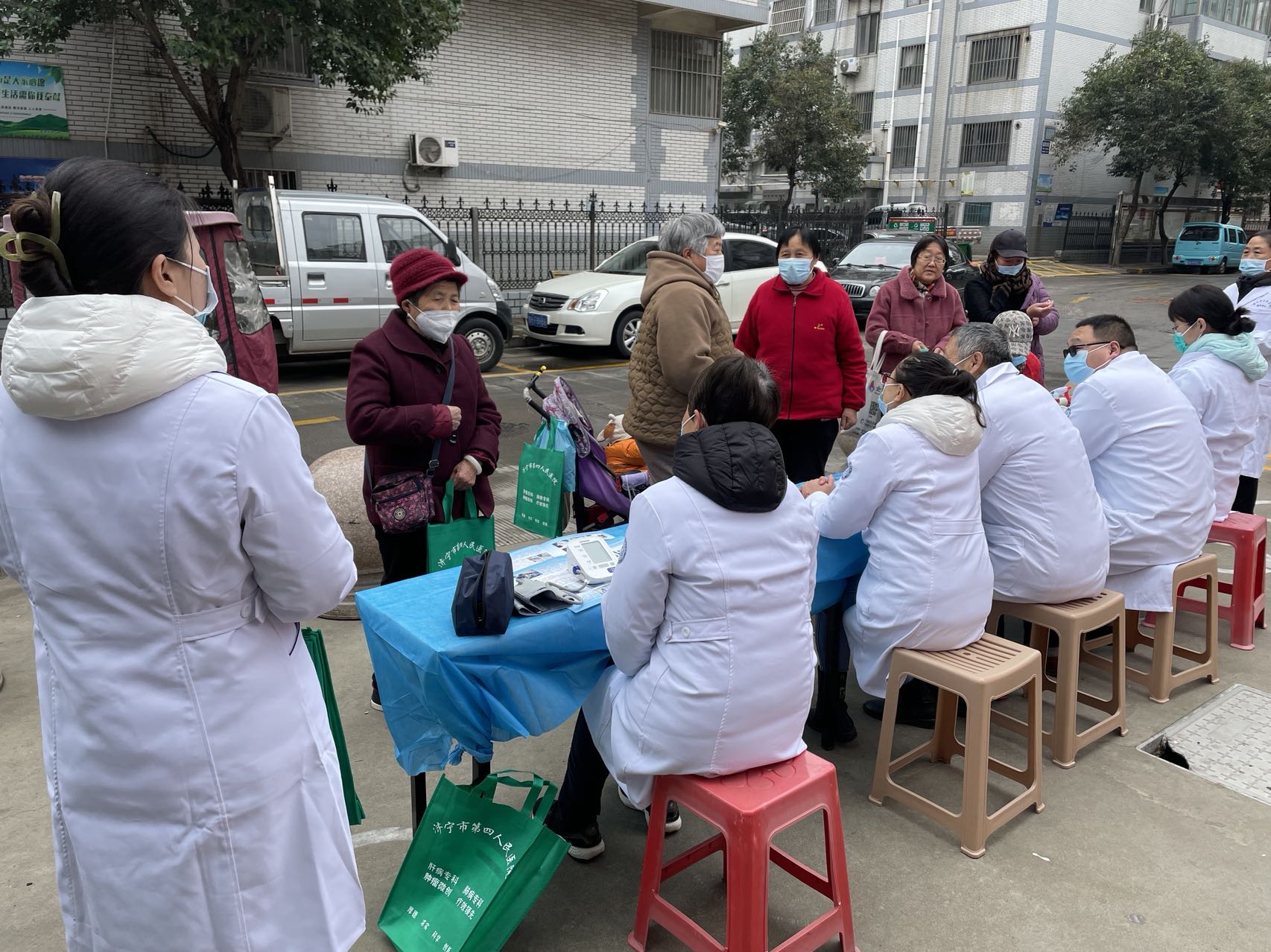 【庆祝建院70周年】济宁市公共卫生医疗中心开展“进社区·送健康”新时代文明志愿服务活动