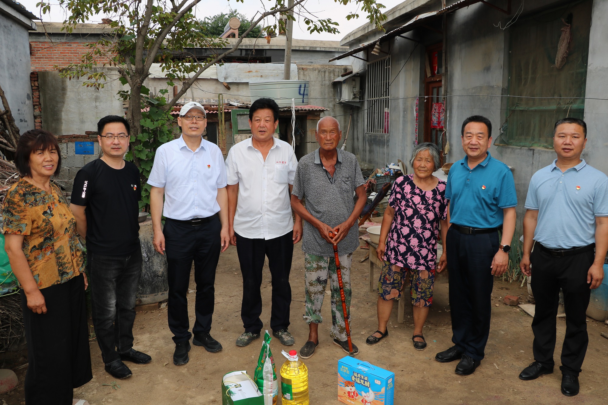 庆“七一” 送温暖 ——济宁市公共卫生医疗中心走访慰问困难党员和老党员