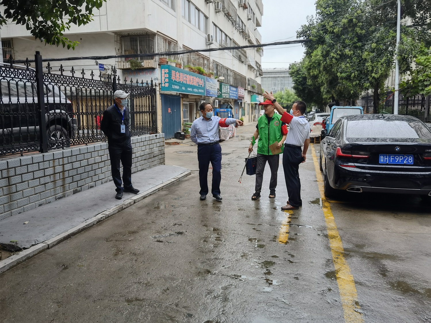 医院领导带队到包保责任区域督查创城工作